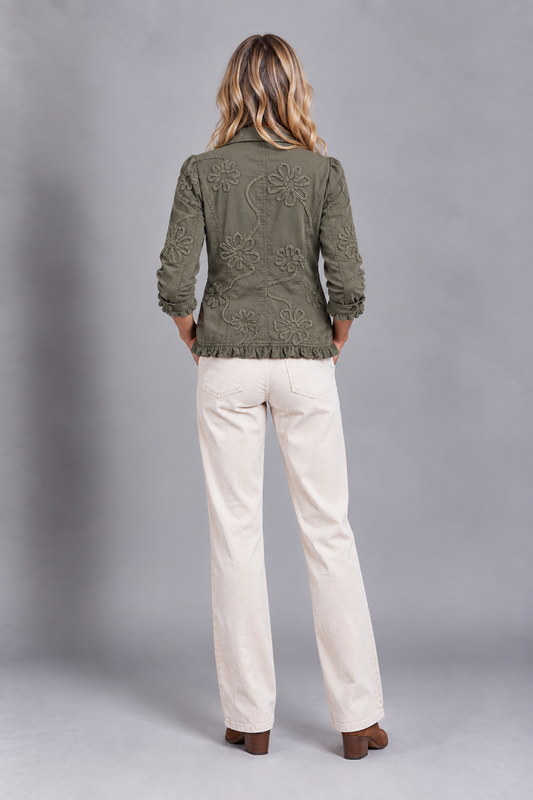 Chaqueta bohemia bordada con volantes de la marca De Mode Zussen, modelo Lucía, con detalles elegantes y estilo bohemio.