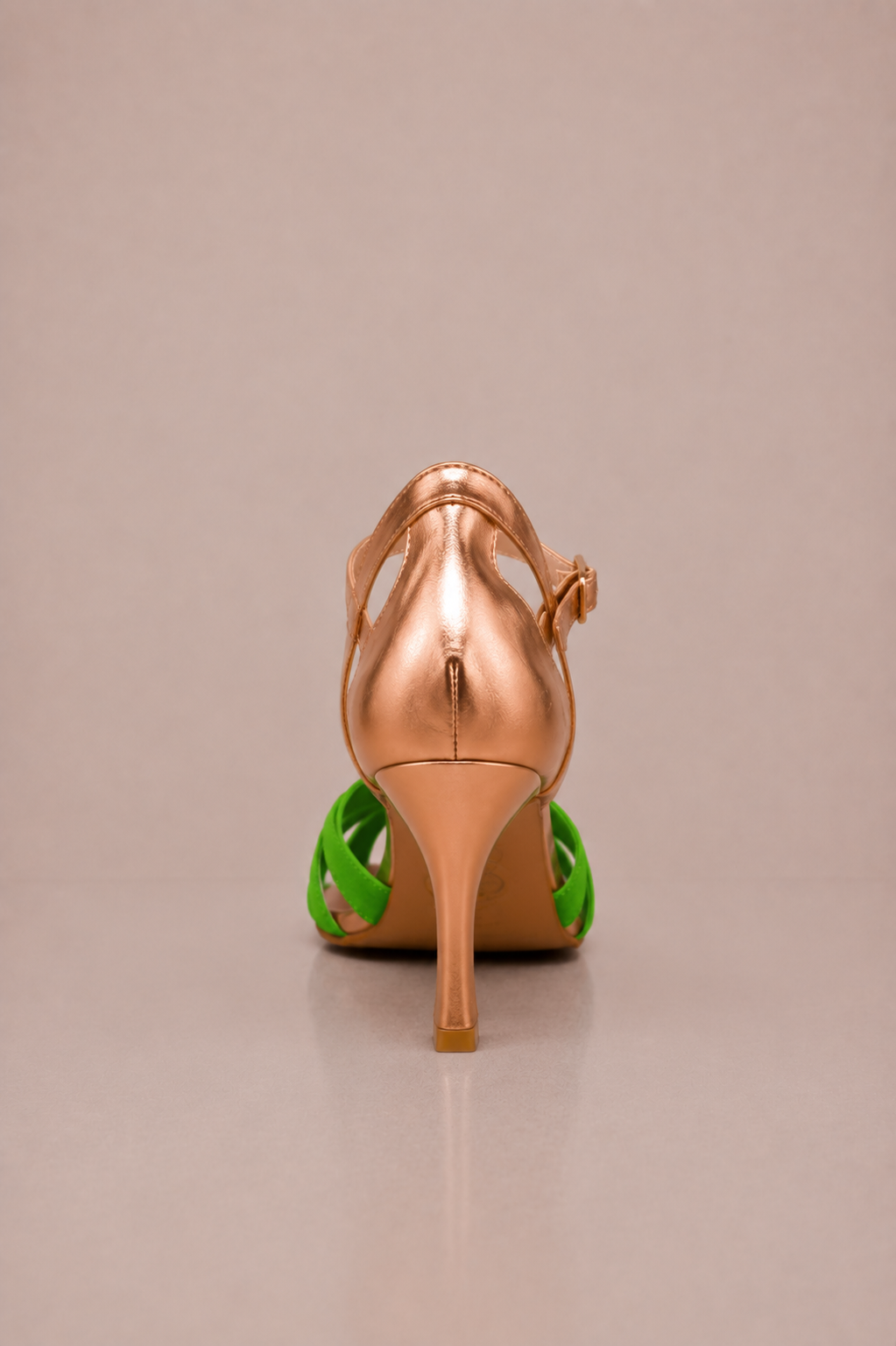 Tacones ortopédicos Vera Serrat, en color negro, con diseño cómodo y soporte para el arco del pie.