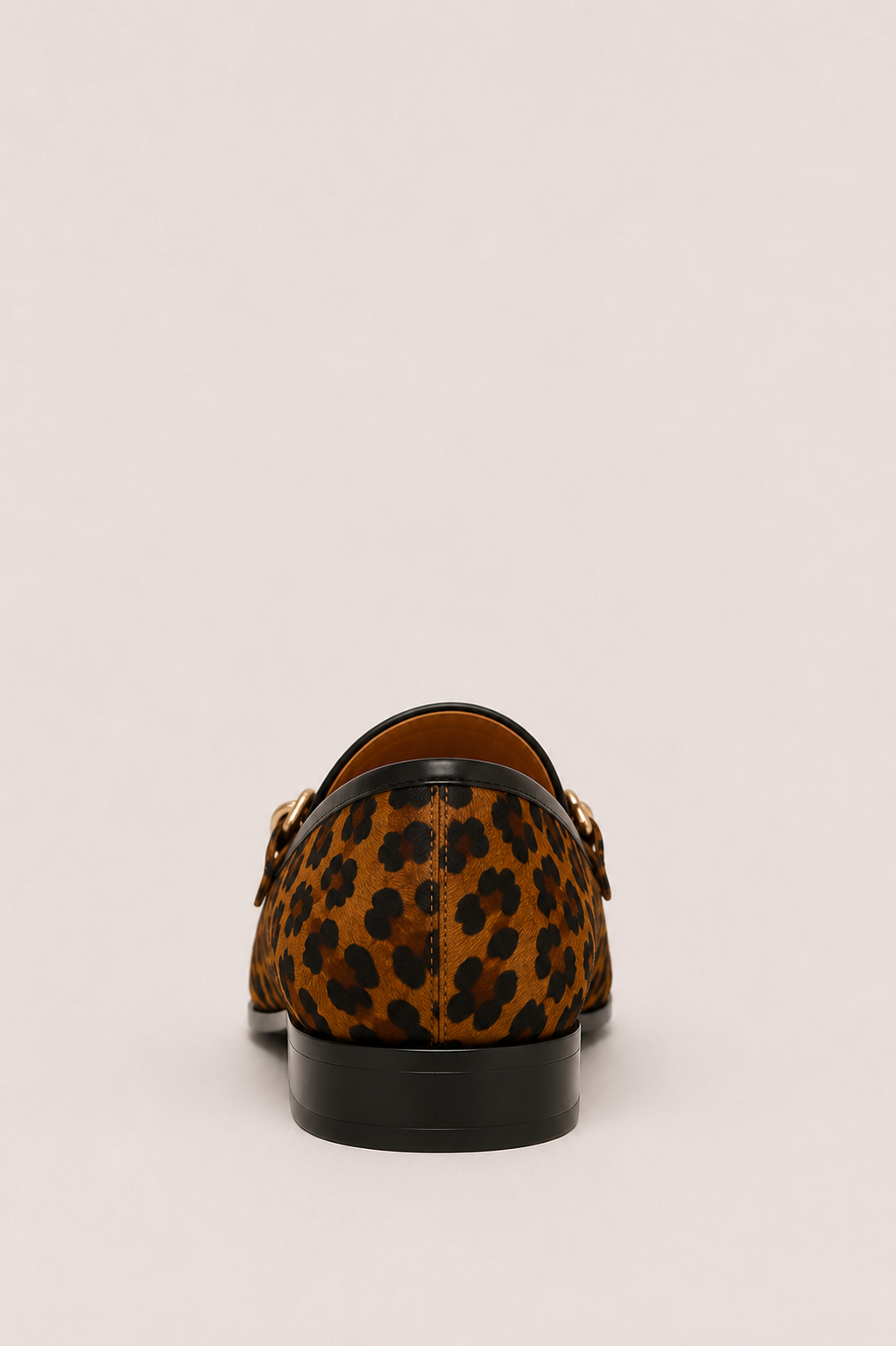 Mocasines de tacón bajo Vera Serrat con estampado animal, diseñados para un estilo elegante y cómodo.
