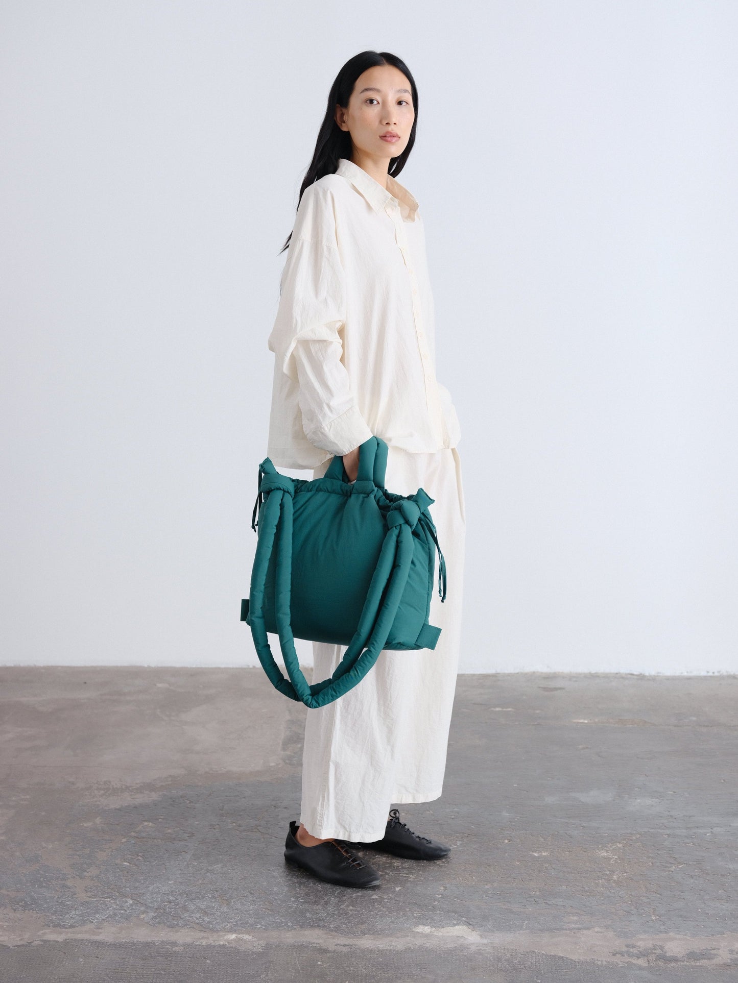 Bolso blando Ona de Vera Serrat, bolso de mano con diseño flexible y elegante, en color neutro, visible en la imagen Ona19.jpg.