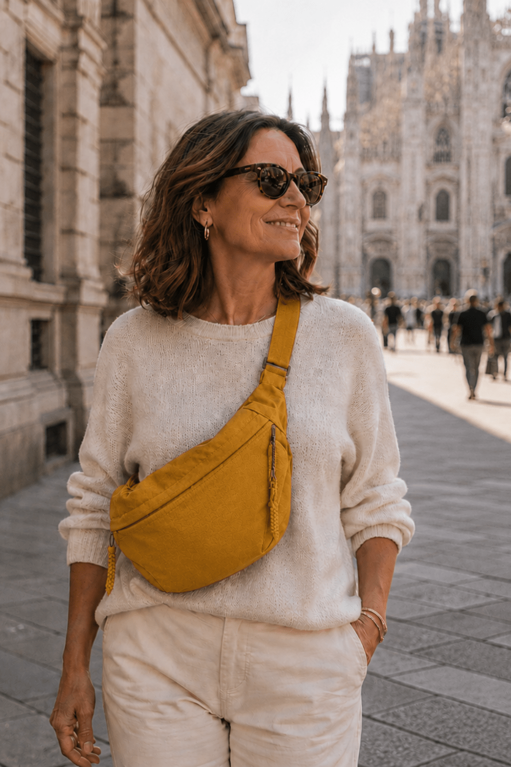 Bolso bandolera de nylon en forma de media luna en color amarillo mostaza, con diseño elegante y moderno de Vera Serrat.