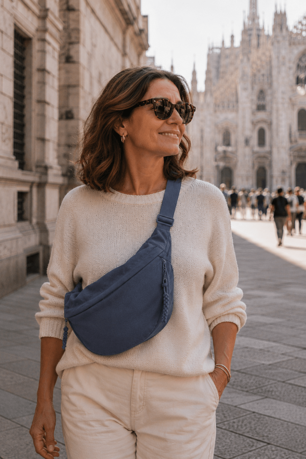 Bolso bandolera de nylon azul marino con diseño de media luna de la marca Vera Serrat, ideal para llevar en ocasiones casuales.