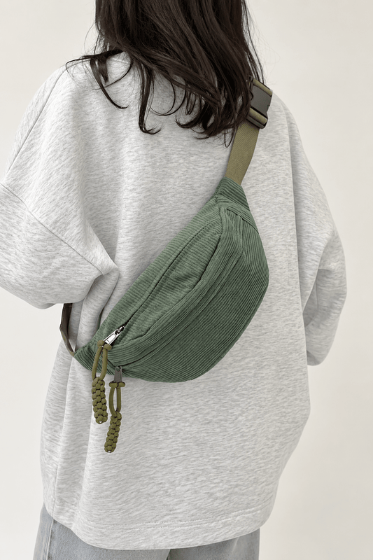 Bolso bandolera de pana de la marca Vera Serrat, con correa ajustable y diseño elegante en color neutro.