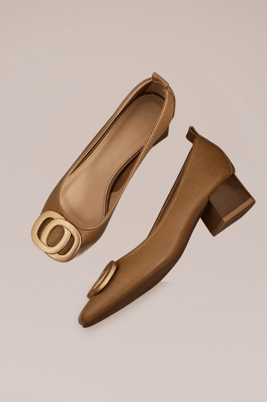 Zapatos de tacón Bergmann Atelier Cayetana con emblema dorado, calzado elegante y sofisticado para mujer.