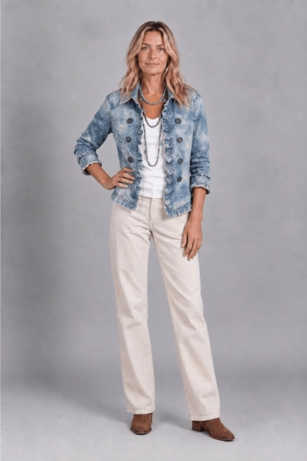 Chaqueta bohemia Valentina Laurent con estampado botánico y volantes, diseñada con estilo y detalles elegantes en tela ligera.