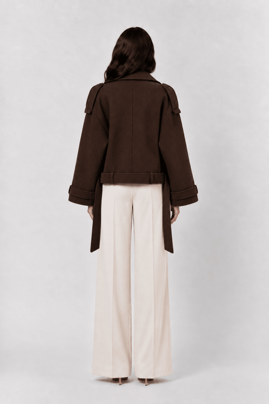 Chaqueta cruzada de corte estructurado de la marca Vera Serrat, diseñada con estilo elegante y detalles en la imagen.
