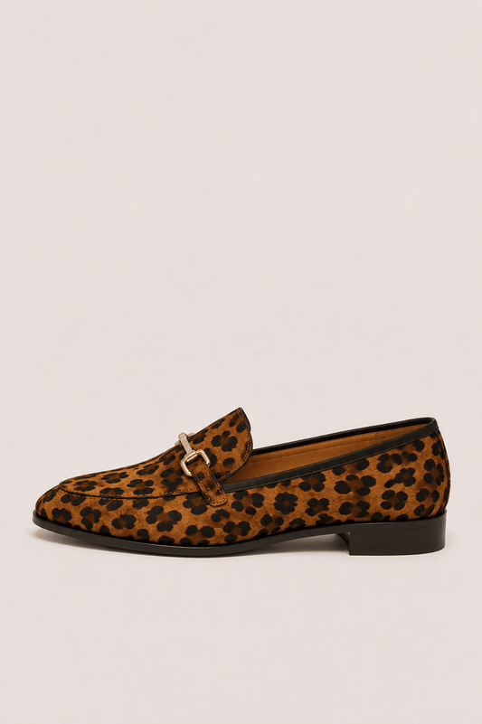 Mocasines de tacón bajo Vera Serrat con estampado animal, estilo moderno y cómodo para uso diario.