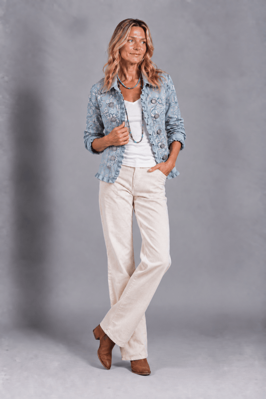 Chaqueta vintage de cachemira Pilar de De Mode Zussen con pliegues, estilo elegante y suave textura en la imagen.