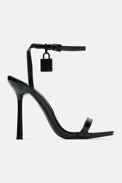 Sandalias de tacón minimalista de Vera Serrat en color negro, con diseño elegante y estilo chic para ocasiones especiales.