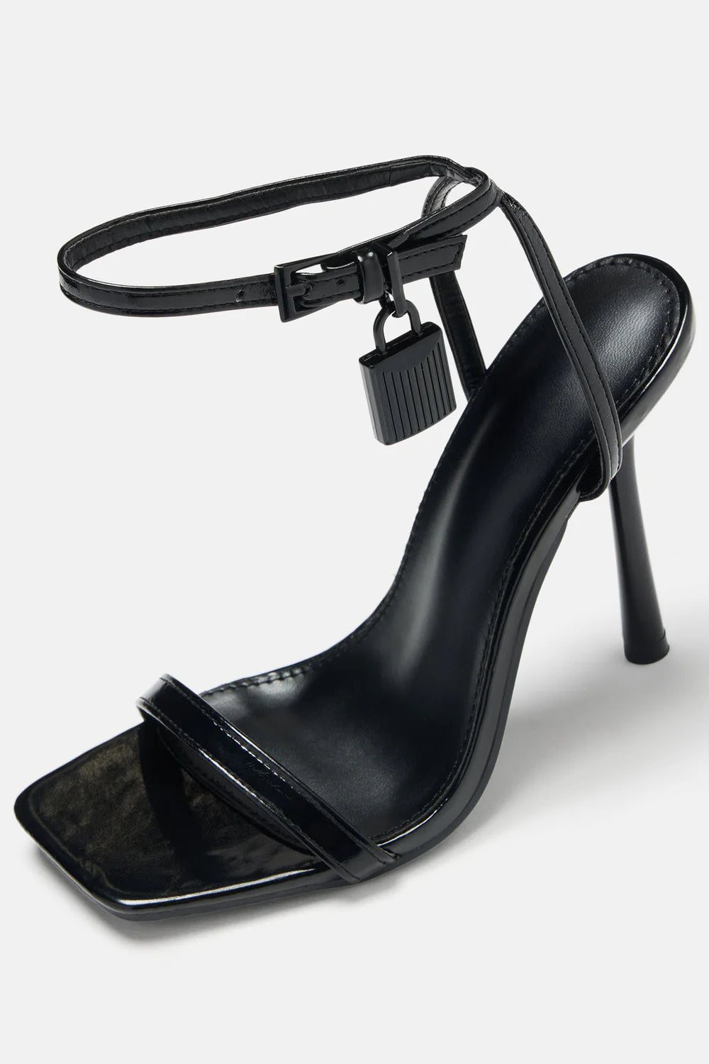 Sandalias de tacón minimal chic de Vera Serrat en color negro, con diseño elegante y moderno para mujer.