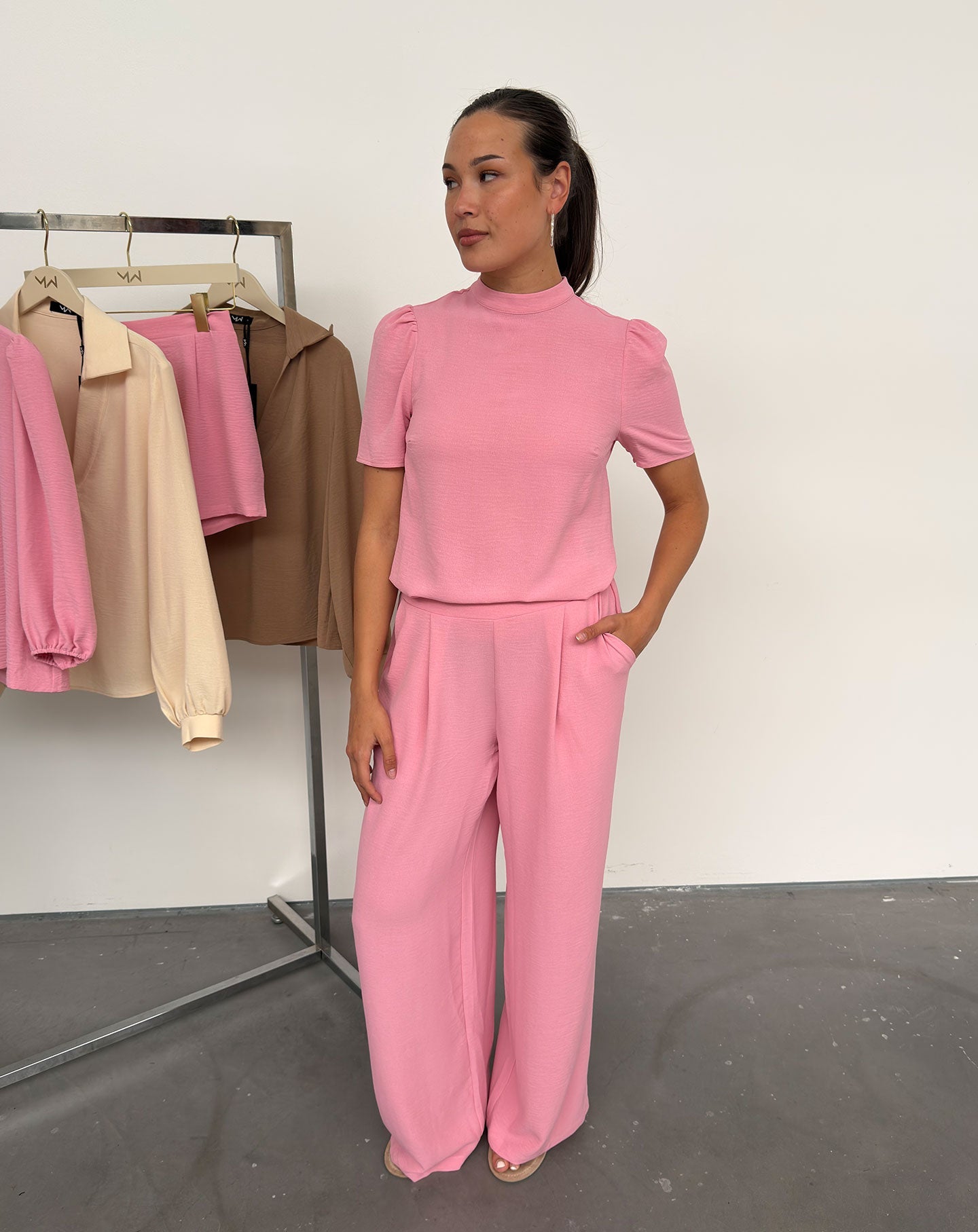 Pantalón Julie de Most Wanted en color rosa brillante, con diseño de ropa de moda y ajuste cómodo para mujer.