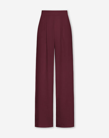 Pantalón Julie de Most Wanted en color burdeos, con estilo ajustado y tela suave, para un look moderno y cómodo.