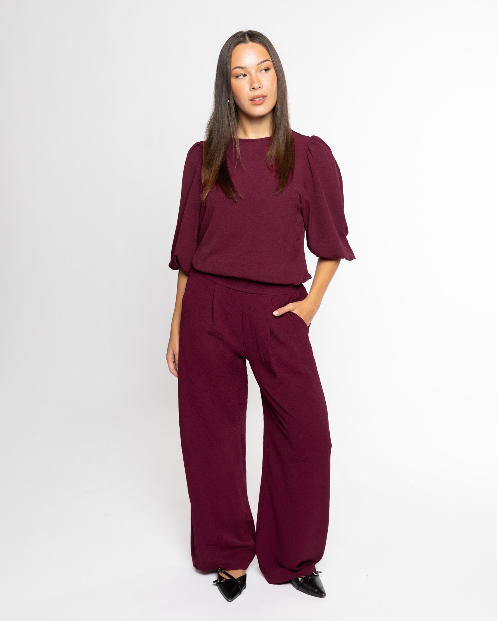 Pantalón Julie de Most Wanted en color burdeos, vista frontal del producto en la imagen.