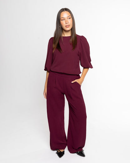 Pantalón Julie de Most Wanted en color burdeos, vista frontal del producto en la imagen.