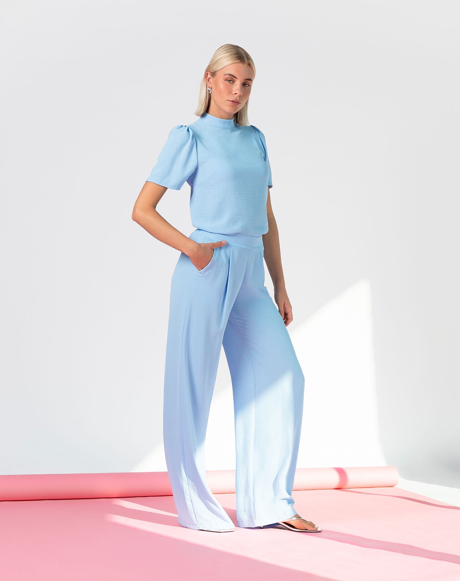 Pantalón Julie de Most Wanted en color azul claro, ropa de moda para mujer, mostrando el diseño y la textura del tejido.