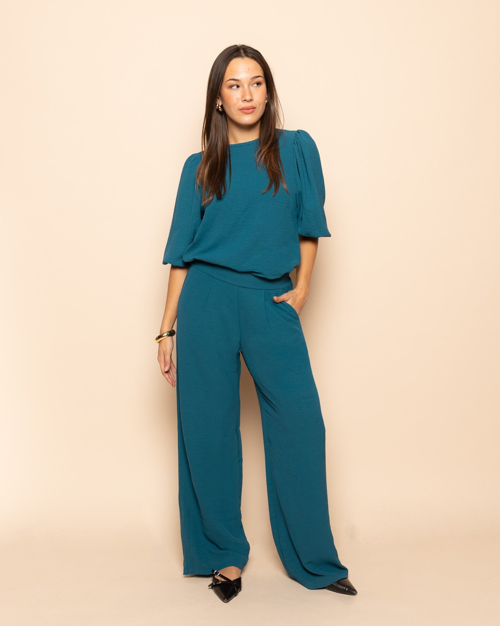 Pantalón Julie de la marca Most Wanted en color azul marino, vista frontal mostrando su diseño de pantalón de moda.