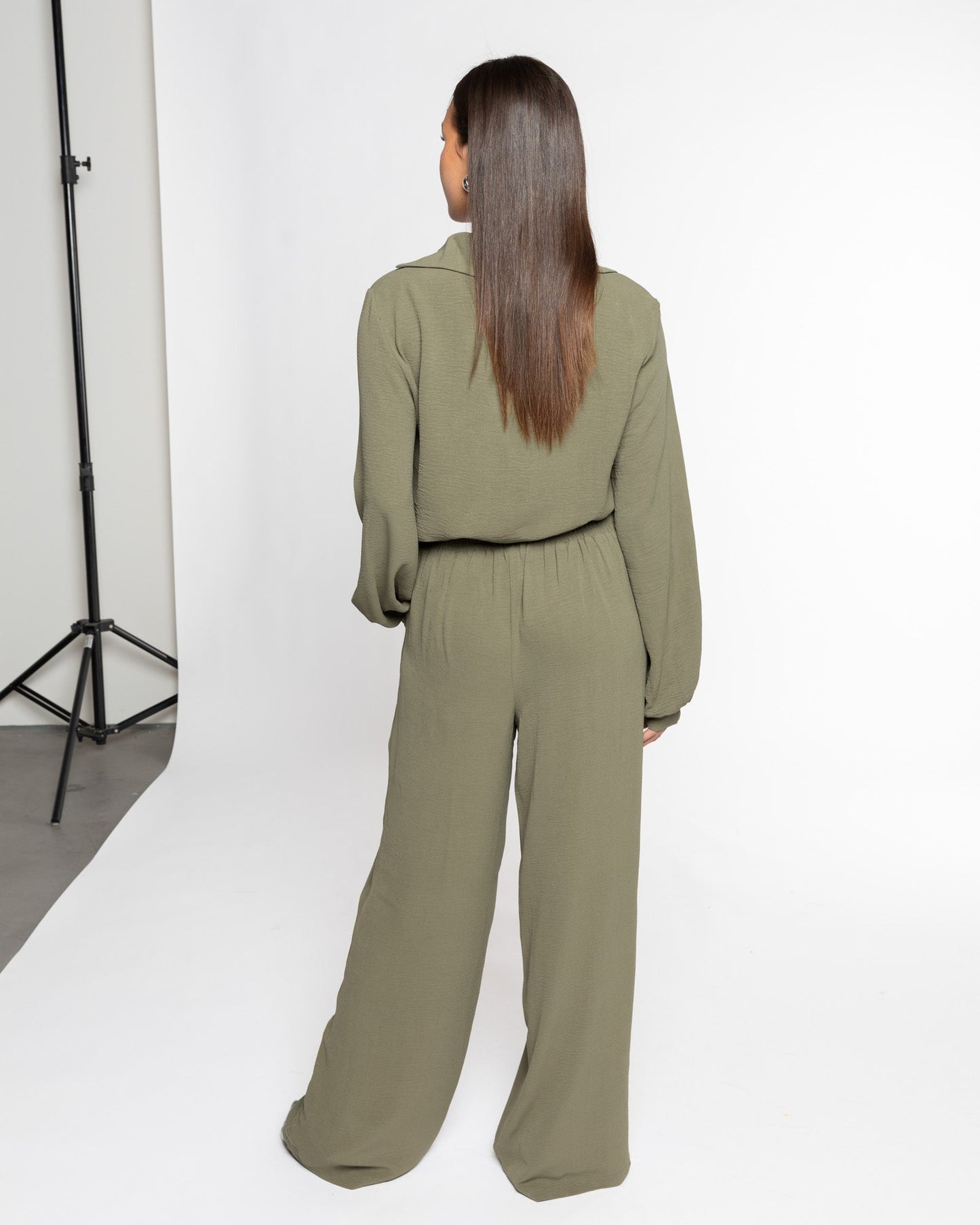 Pantalón Julie de Most Wanted en color oliva claro, vista trasera mostrando el diseño y ajuste del pantalón de ropa casual.