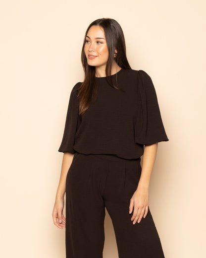 Pantalón Julie de la marca Most Wanted en color marrón oscuro, vista frontal de la prenda de vestir para mujer.