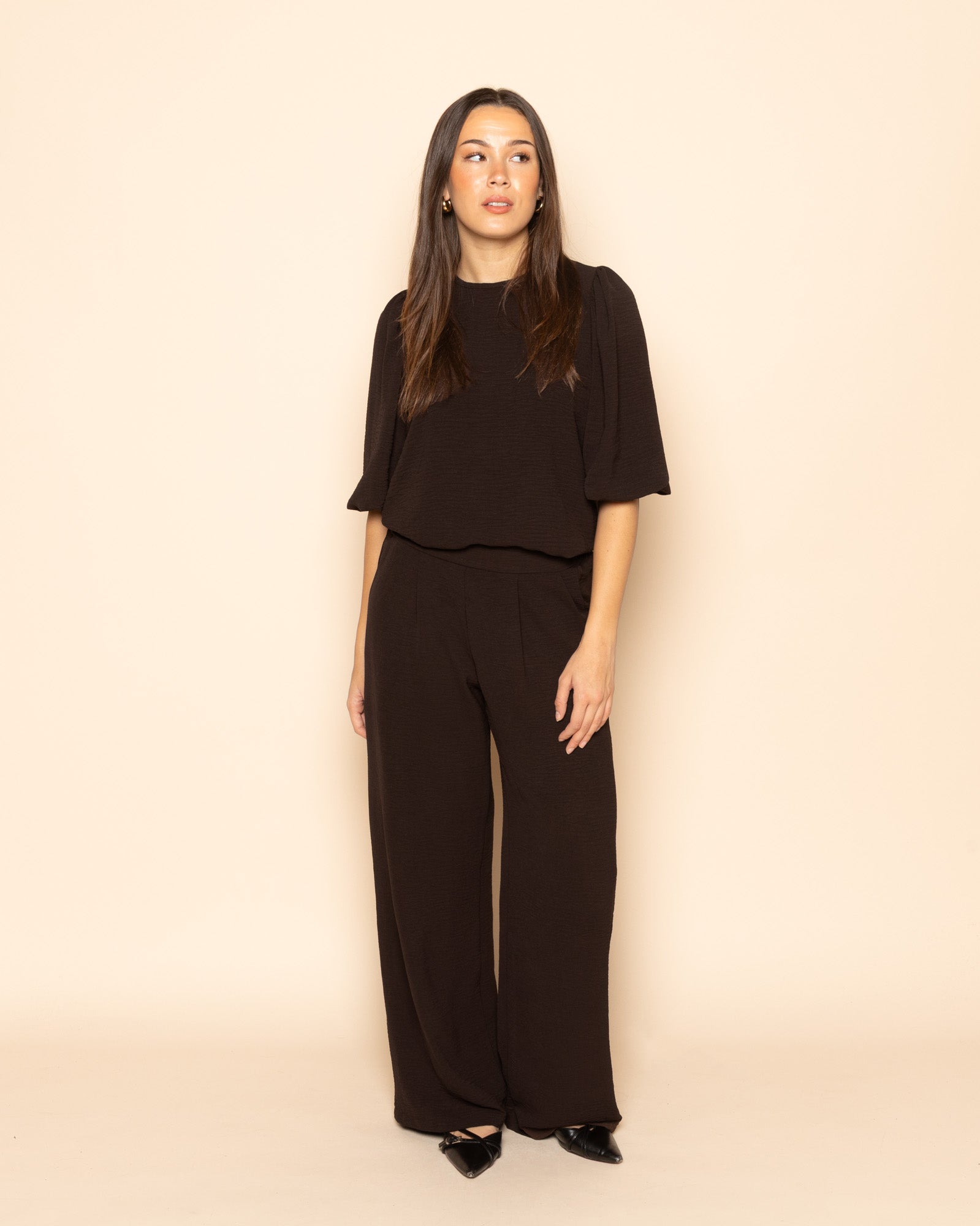 Pantalón Most Wanted Julie en color marrón oscuro, vista frontal de estilo casual y cómodo para mujer.