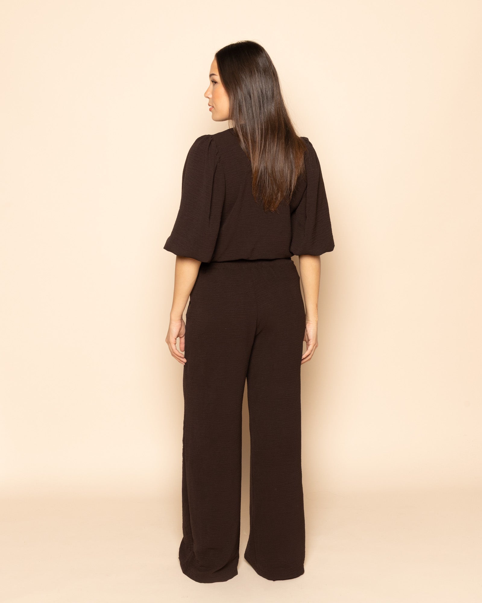 Pantalón Most Wanted Julie en color marrón oscuro, vista trasera, con diseño de manga abombada y estilo elegante.