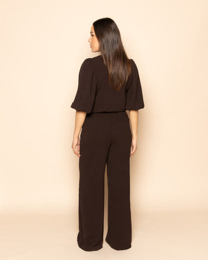 Pantalón Most Wanted Julie en color marrón oscuro, vista trasera, con diseño de manga abombada y estilo elegante.