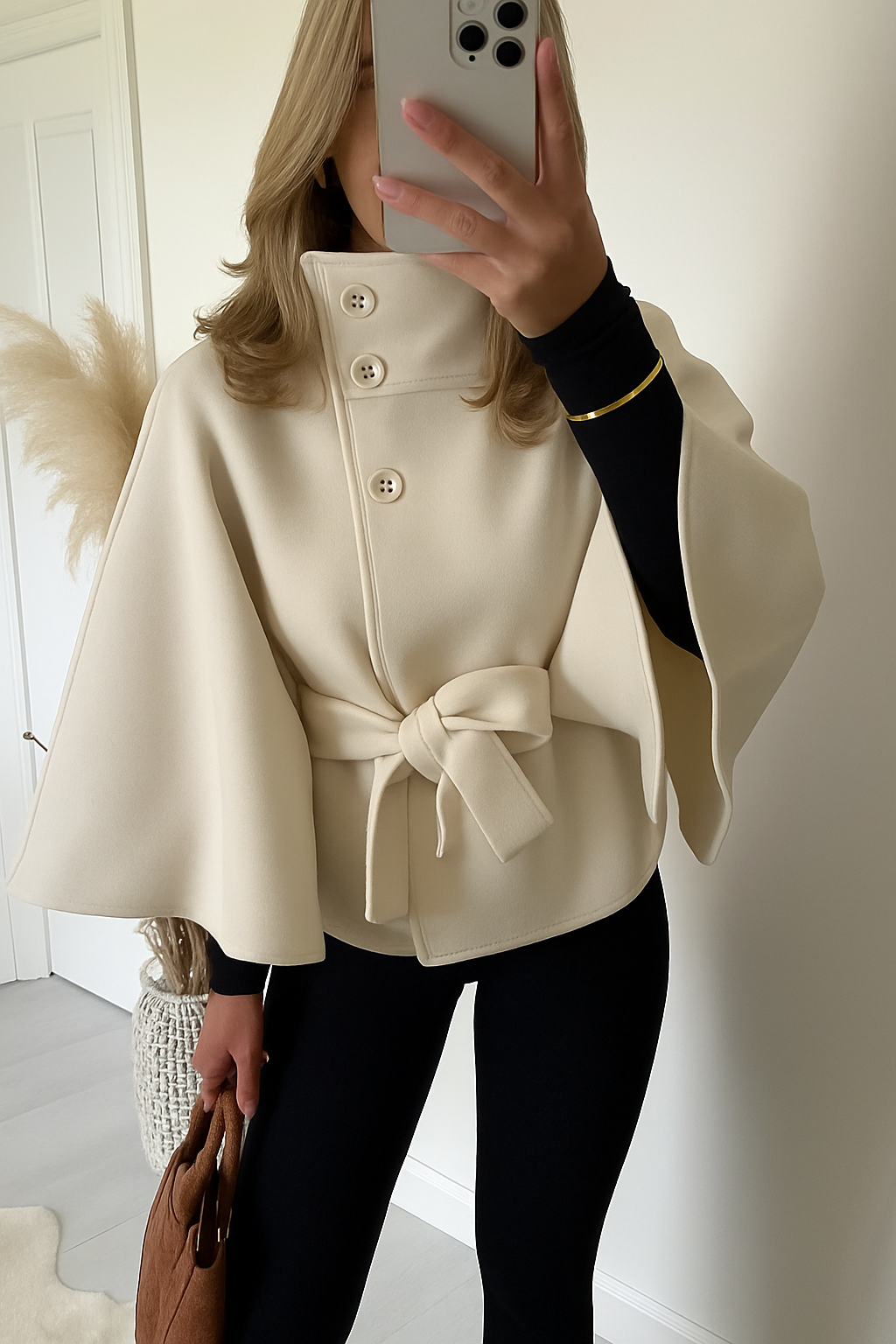 Capa Elegante con Cuello Alto y Cinturón
