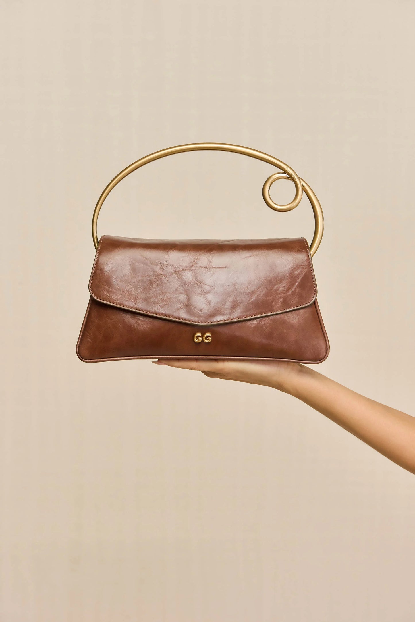 Bolso Emily de CULT GAIA en forma de bolso de mano, con diseño elegante y detalles en piel y materiales de alta calidad.
