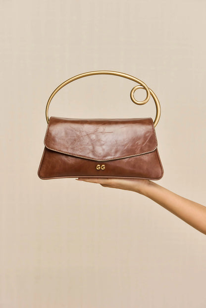 Bolso Emily de CULT GAIA en forma de bolso de mano, con diseño elegante y detalles en piel y materiales de alta calidad.
