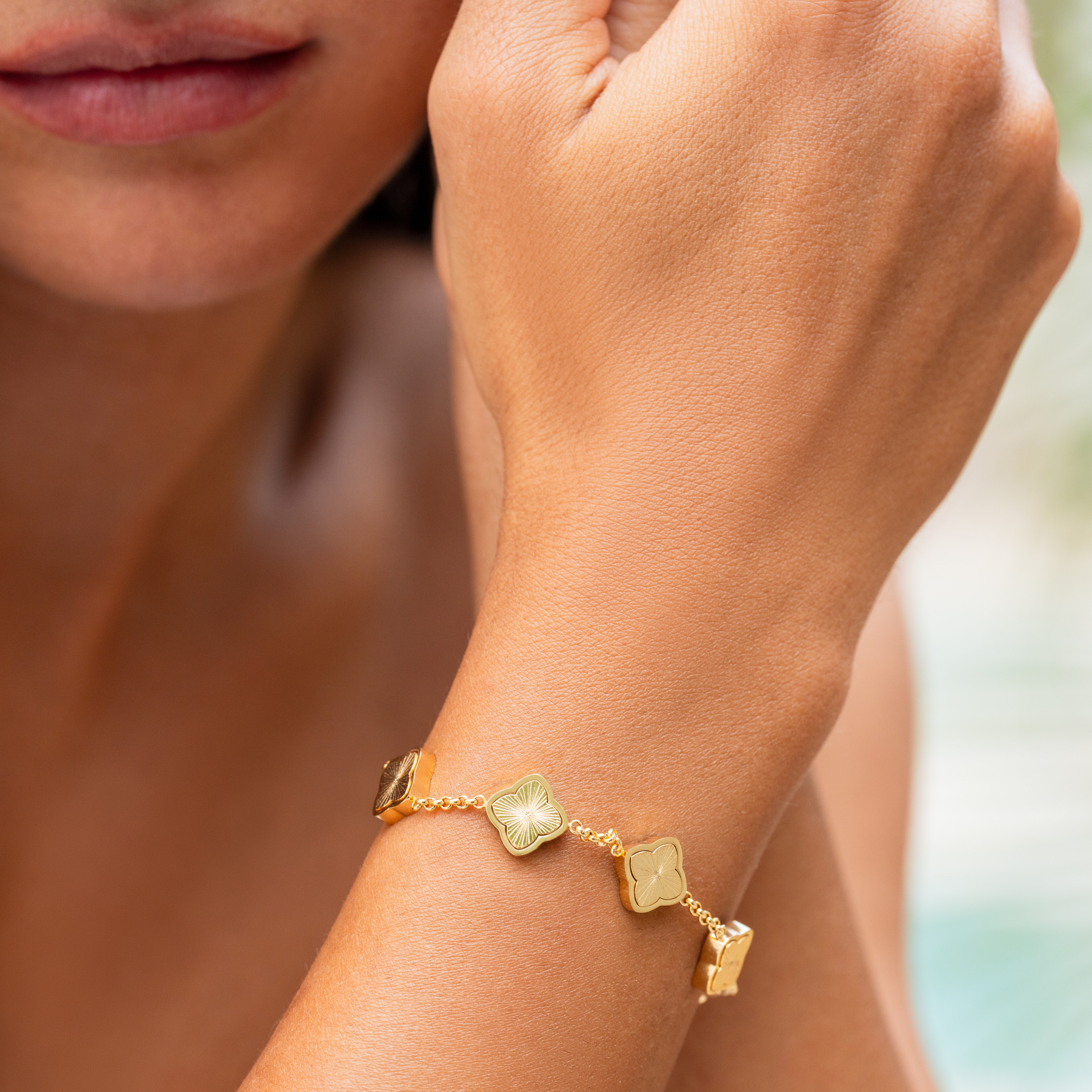 Pulsera trévol de la marca NOA FERRER con diseño elegante y detalles en plata, ideal para complementar cualquier estilo.