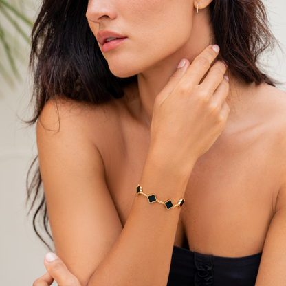 Pulsera trévol de la marca NOA FERRER con diseño elegante y detalles en plata, visible en la imagen.