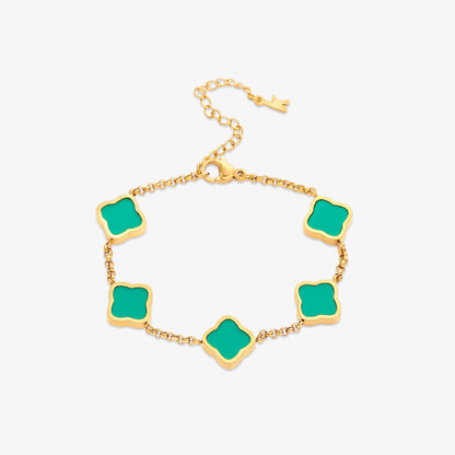 Pulsera trévol de NOA FERRER, diseño elegante con detalles en plata, mostrando la pieza en un fondo neutro.