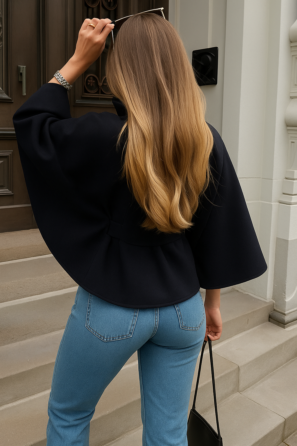 Capa Elegante con Cuello Alto y Cinturón