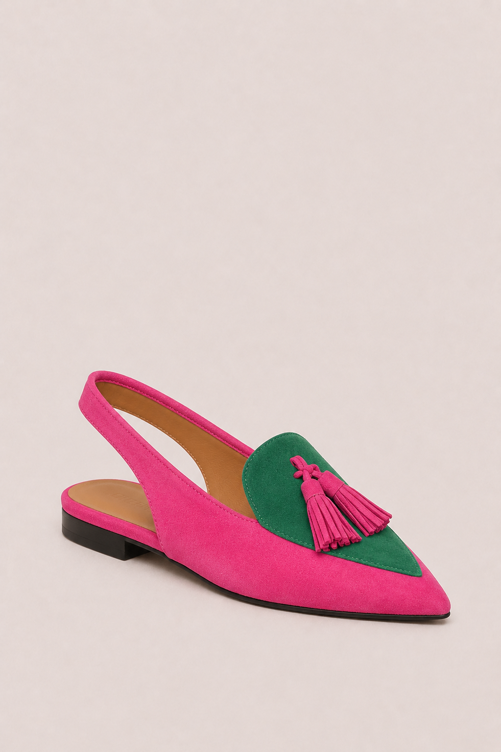 Zapatos slingback Vera Serrat Aurora con borlas, calzado femenino elegante y cómodo en color neutro, vista lateral.