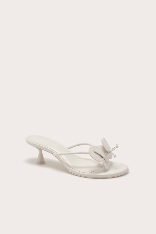 Sandalias de tacón Addison de Cult Gaia con detalles florales, diseño elegante y moderno para ocasiones especiales.