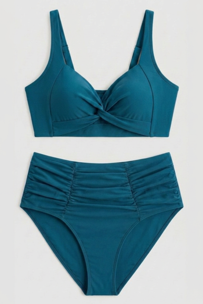 Bikini moldeador de cintura alta de Vera Serrat, mostrando el diseño ajustado y soporte en la parte superior del traje de baño.
