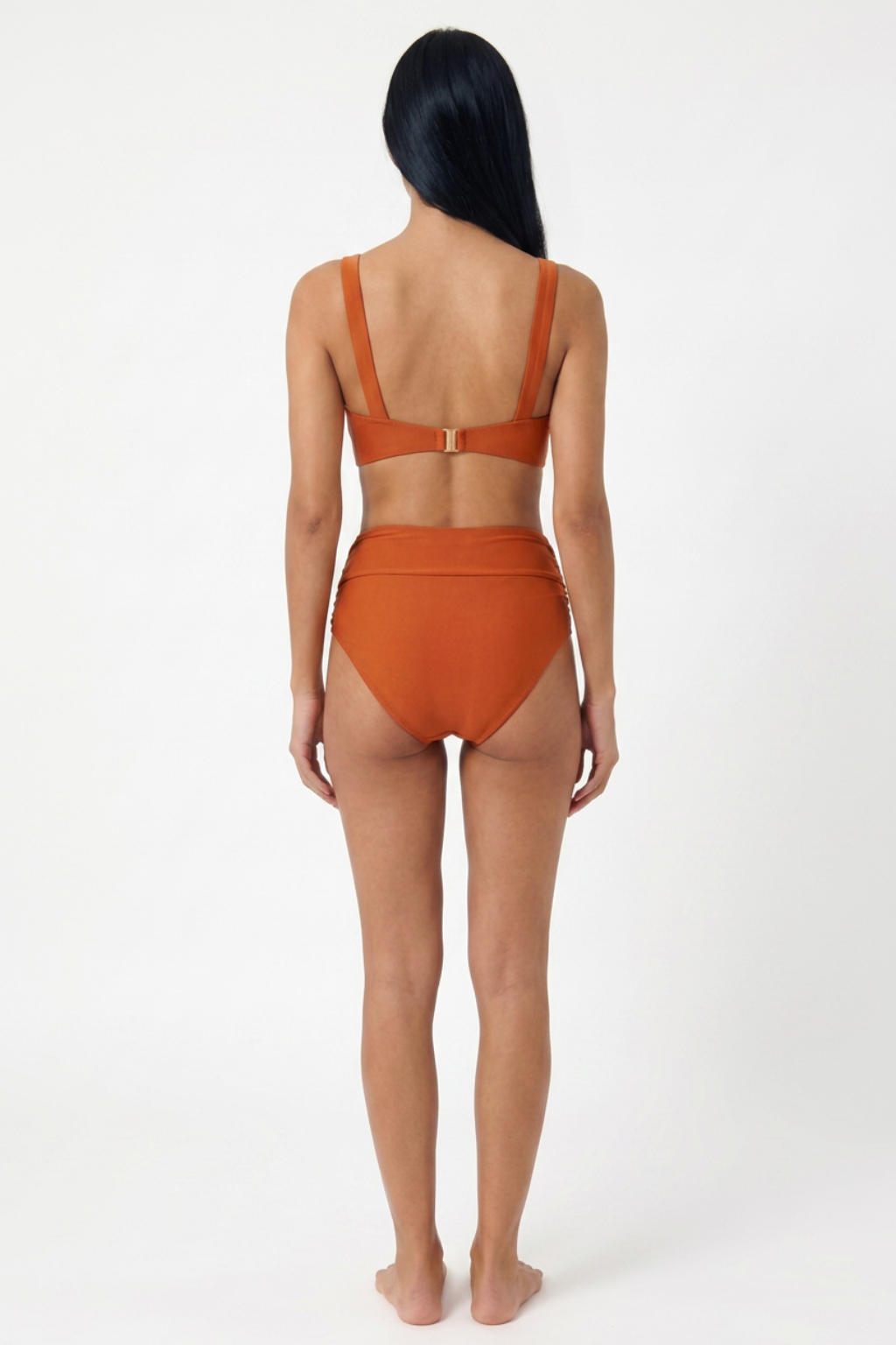 Bikini moldeador de cintura alta de Vera Serrat, con diseño ajustado y detalles en la parte superior para una figura favorecedora.
