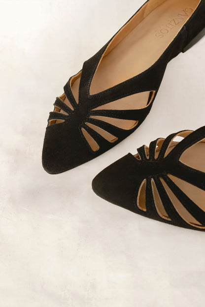 Bailarina negra de la colección Selva Ante Ferra de la marca Ganzitos, con detalles en la parte superior.