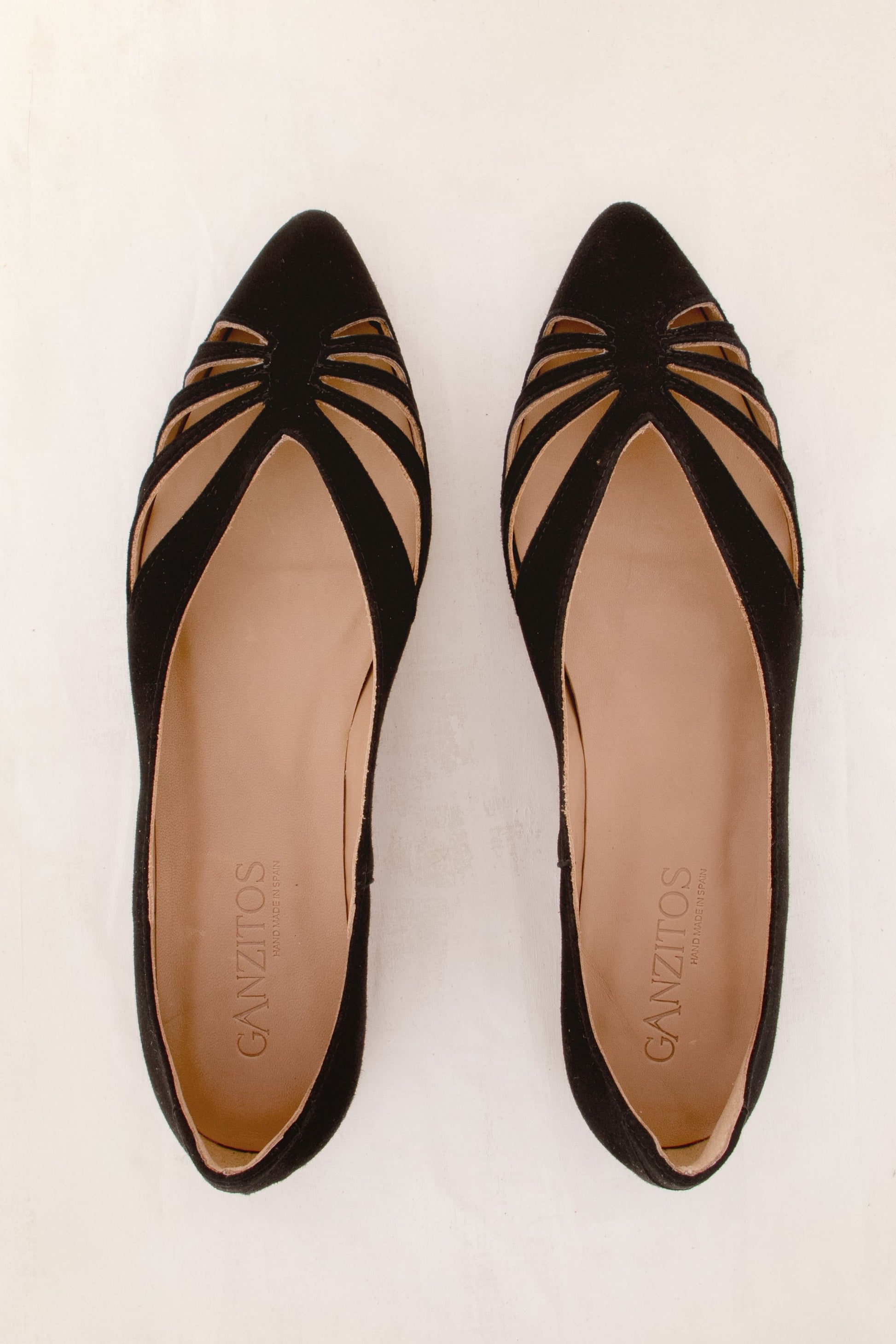 Bailarina negra de la colección Selva Ante Ferra de la marca Ganzitos, vista frontal, con detalles de diseño en la parte superior.