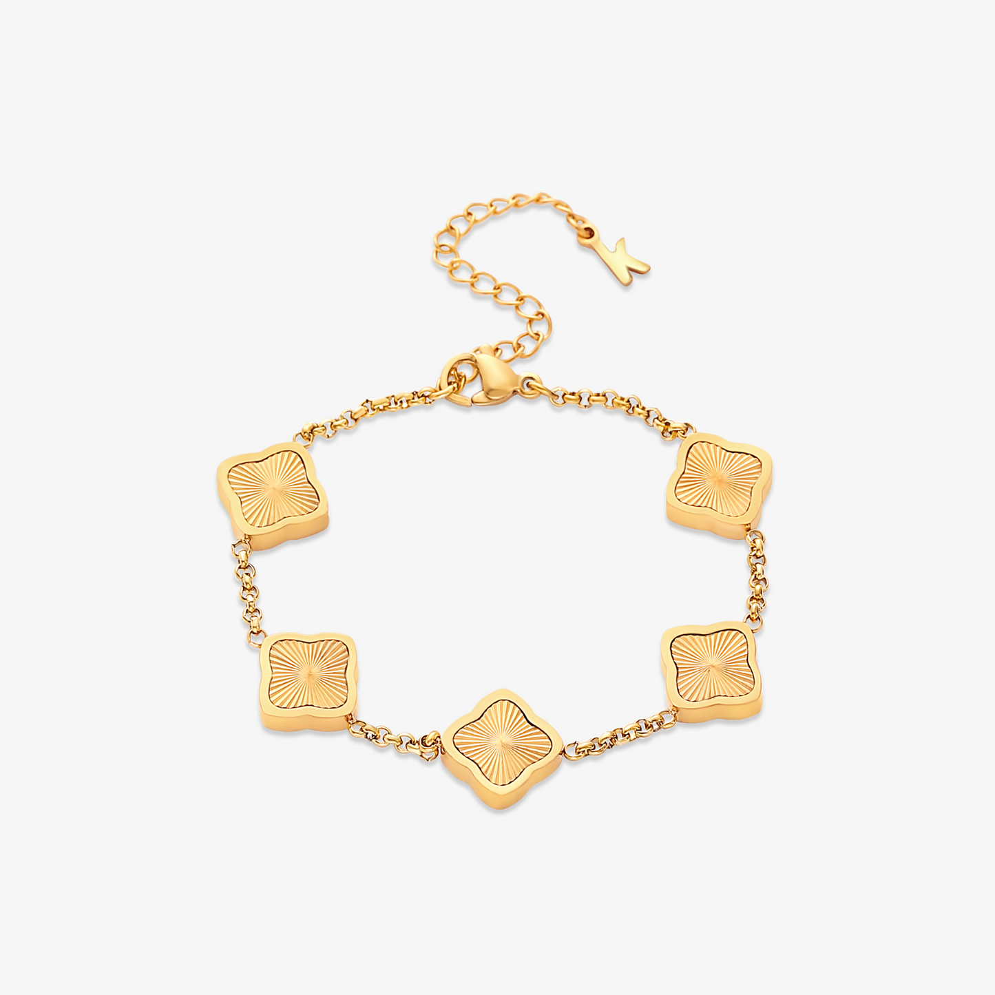 Pulsera trévol de la marca NOA FERRER, con diseño elegante y detalles en plata, mostrada en la imagen.