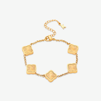 Pulsera trévol de la marca NOA FERRER, con diseño elegante y detalles en plata, mostrada en la imagen.