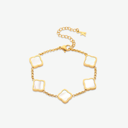 Pulsera trévol de NOA FERRER en plata con diseño elegante y detalles finos, visible en la imagen.