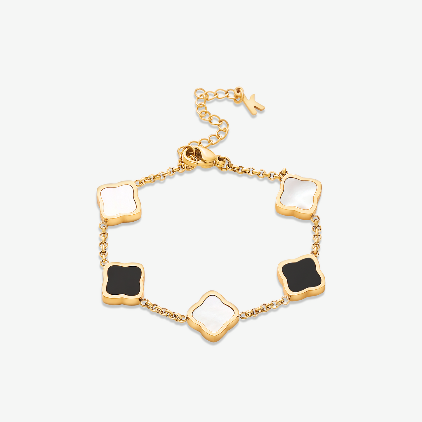 Pulsera trévol de la marca NOA FERRER, con diseño elegante y detalles en plata, visible en la imagen.