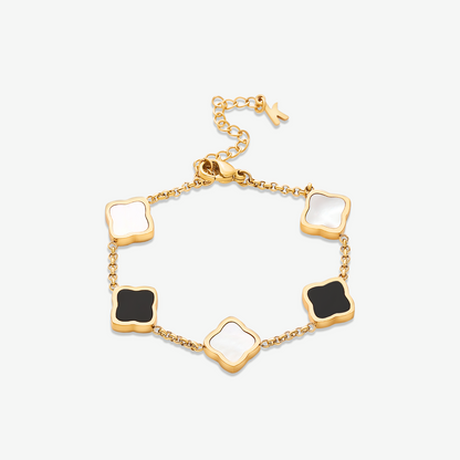 Pulsera trévol de la marca NOA FERRER, con diseño elegante y detalles en plata, visible en la imagen.