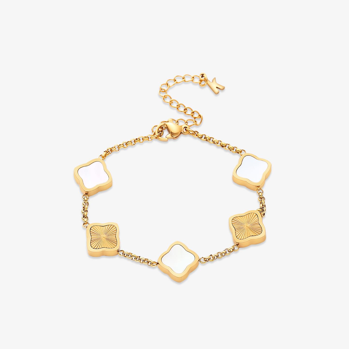 Pulsera trévol de NOA FERRER en diseño elegante con detalles en plata y rosa, mostrando el accesorio en primer plano.