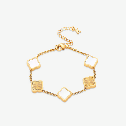 Pulsera trévol de NOA FERRER en diseño elegante con detalles en plata y rosa, mostrando el accesorio en primer plano.