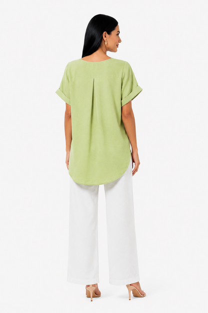 Camisa cómoda y elegante Vera Serrat llamada Estela, con diseño moderno y tejido suave en color neutro.