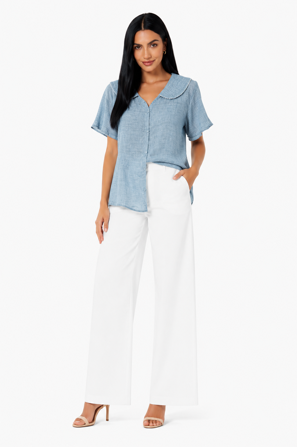 Blusa ligera de estilo romántico Adela de Vera Serrat, con detalles delicados y corte femenino sobre fondo neutro.