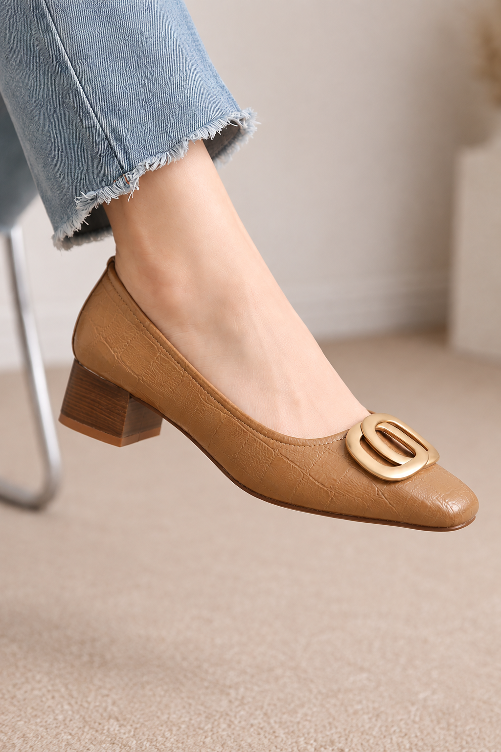 Cayetana | Zapatos de Tacón con Emblema Dorado