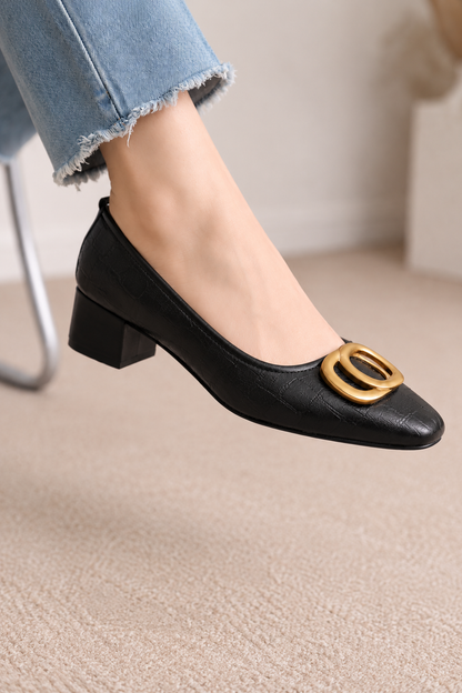 Cayetana | Zapatos de Tacón con Emblema Dorado