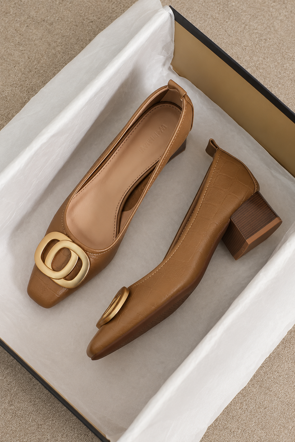 Cayetana | Zapatos de Tacón con Emblema Dorado